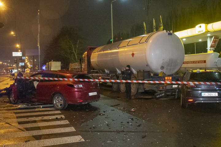 У Києві два Renault влетіли у стовп і в бензовоз на АЗС (фото, відео)