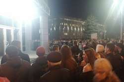 В Полтаве толпа «подкараулила» Зеленского на выходе из ресторана