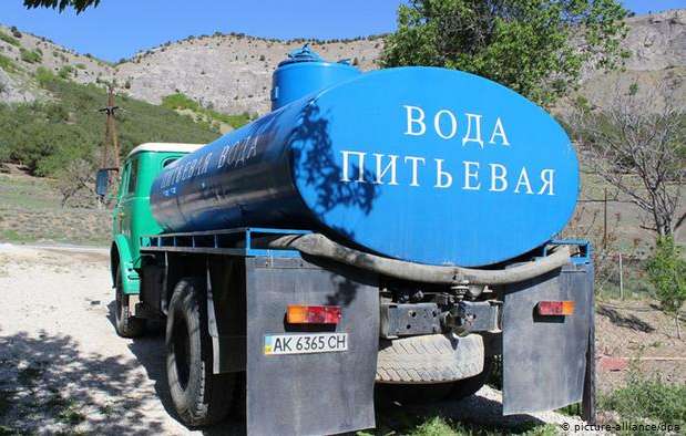 «Хоч каністрами, хоч бутлями». Шмигаль уточнив умови постачання води до окупованого Криму 