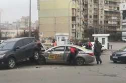 В результаті удару Hyundai відлетів у припарковану автівку Toyota