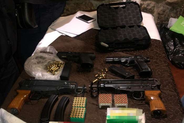 <p>Під час обшуків було вилучено автомат АК-47, пістолет Smith and Wesson і боєприпаси</p> - Власник турфірми на Львівщині виявився торгівцем зброєю