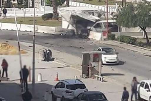 Смертники у Тунісі влаштували вибухи біля посольства США