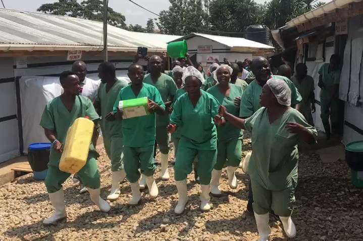 Медики у Конго станцювали на радощах: одужала остання пацієнтка з лихоманкою Ебола 