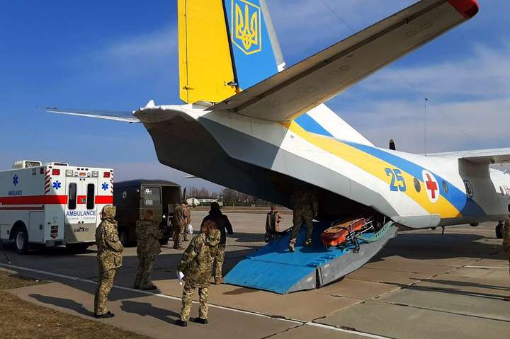 До Києва та Вінниці доправили 14 поранених на Донбасі військових