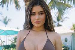  Звезда похвасталась роскошной фигурой в облегающем зеленом «леопарде» 
  