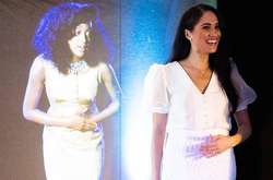  Герцогиня Сассекская сфотографировалась с голограммой джазовой певицы Нубии Брэндон 
  