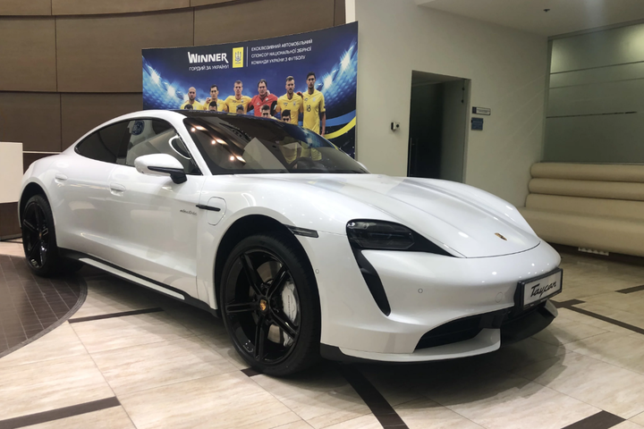 Українці ще до презентації розкупили всю партію першого електричного спорткара Porsche Taycan