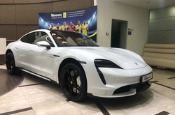 Електричний спорткар Porsche Taycan 