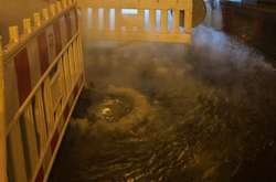 З-під землі на вулицю тече кип’яток, навколишня територія покрита паром