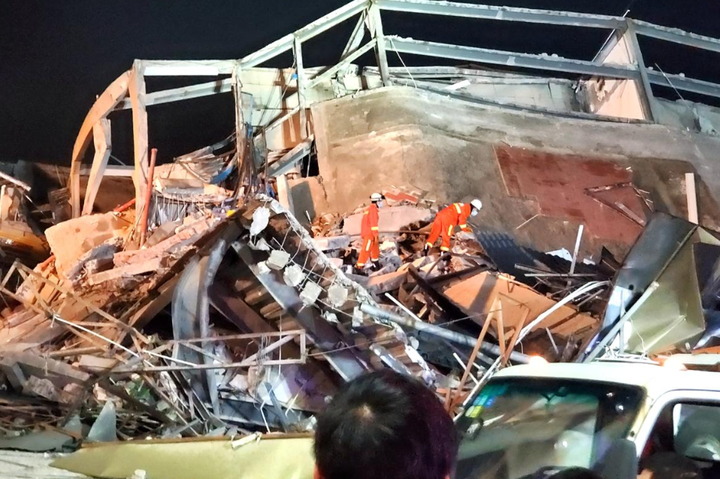 Через обвалення готелю в Китаї загинуло шість осіб і близько 30 знаходяться під завалами