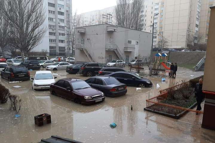 На столичній Чоколівці прорвало каналізацію: у дворі будинку затопило автівки (фото)