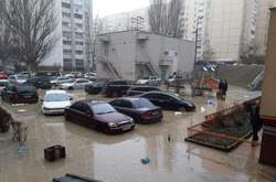 Автомобілі в озері каналізаційних витоків