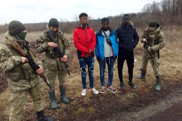 Українські прикордонники затримали трьох африканців, що проривалися до Польщі (фото)