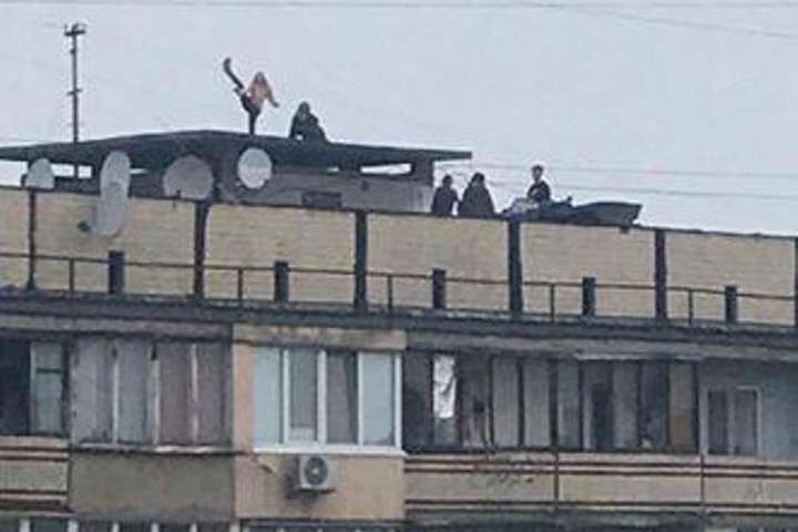 Під Києвом діти влаштували небезпечні розваги на даху будинку (фото)