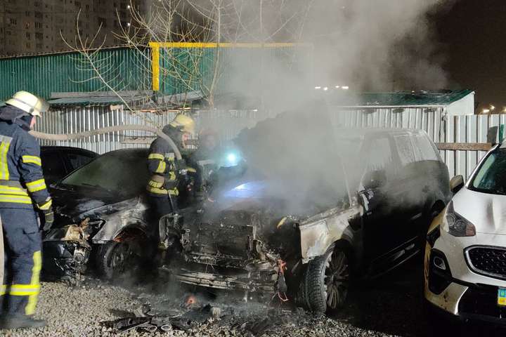 На автостоянці в Києві сталася пожежа: згорів Range Rover (фото)