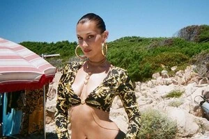 Самая красивая модель в мире снялась топлес с буррито в руках