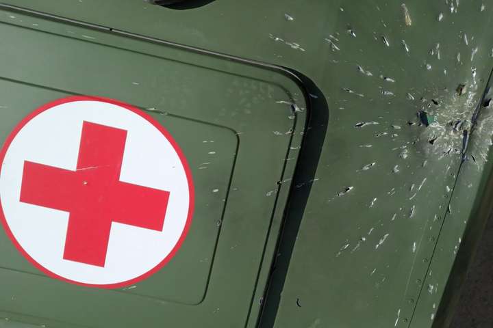 Окупанти обстріляли військово-медичний автомобіль Збройних сил 