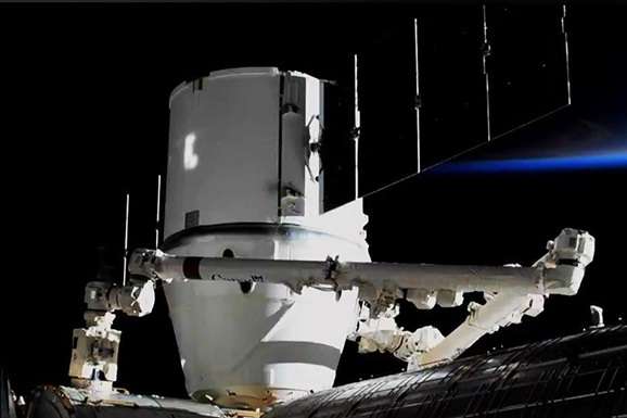 Cargo Dragon з космічним вантажем пристикувався до МКС