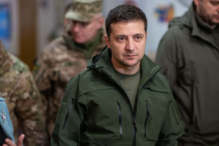 Зеленский о войне на Донбассе: Там постреливают. К сожалению, погибают. Бывает