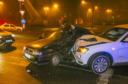 BMW вм'яв двері і стійку седана в салон