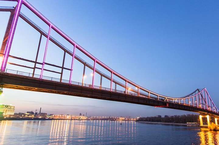 Пішохідний міст на Труханів острів у Києві закриють