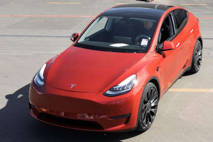 Tesla похвалилася своїм мільйонним автомобілем