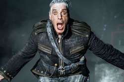  Тилль Линдеманн прокатился на карусели, что строго запрещено 
  