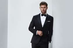  Звезда фильмов о Торе Крис Хемсворт сфотографировался с забавным зверьком 
  