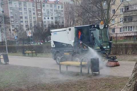 Через загрозу коронавірусу під Києвом почали дезінфікувати вулиці (фото)
