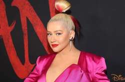  39-летняя Кристина Агилера выбрала провокационный образ для нового выхода в свет 
  