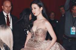  Лю выбрала для посещения премьеры в легендарном театре «Долби» искрящееся платье цвета шампанского с корсажем и безумно пышным подолом из тюля 
  