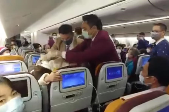 Китаянка спровокувала бійку в літаку, коли почала навмисно кашляти під час перевірки на коронавірус (відео)