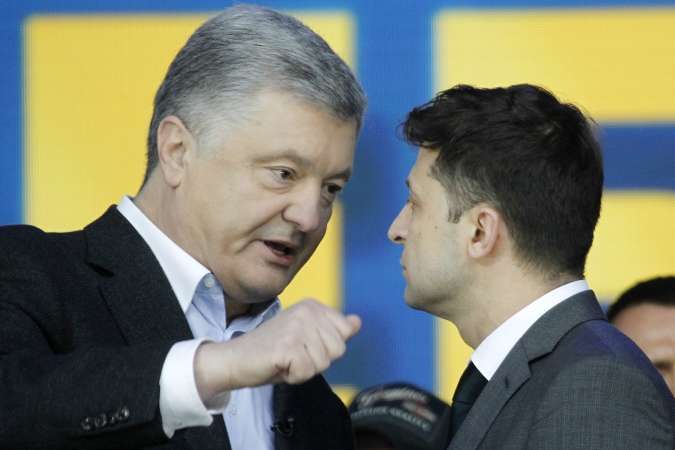 Петро Порошенко і Володимир Зеленський під час дебатів у квітні 2019 року - Команда Зеленського використовує напрацювання Порошенка у справі про розслідування МН17, – Єлісєєв