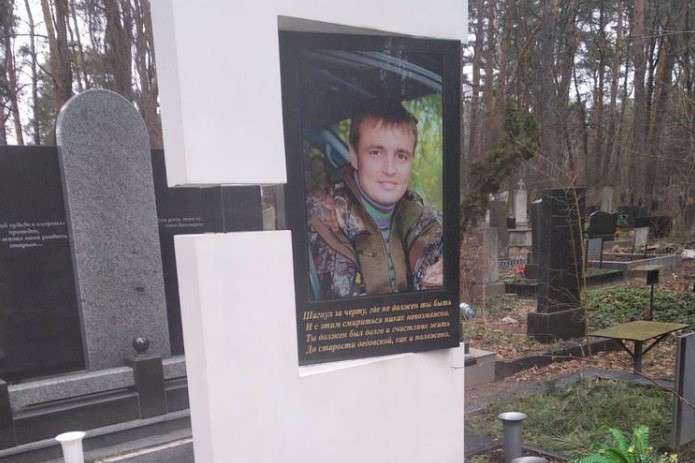 На Київщині пенсіонерку позбавили землі та змусили охороняти могилу сина