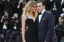  Эмбер обвиняла своего бывшего мужа в домашнем насилии. Сам Депп отрицает это и заявляет, что это Эмбер сама распускала руки 
  