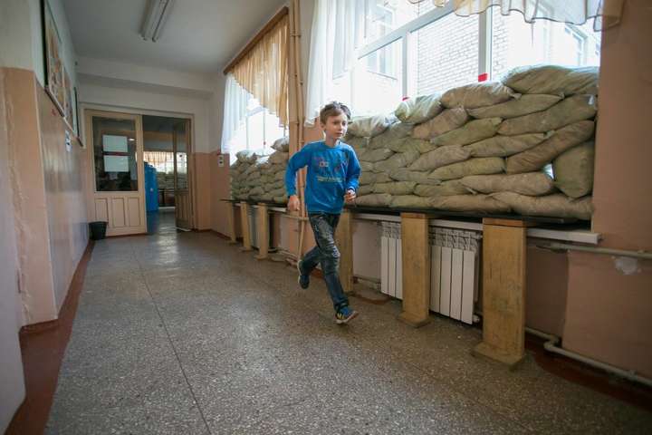 Боевики обстреляли жилой район на Донбассе, школьникам пришлось прятаться в бомбоубежище