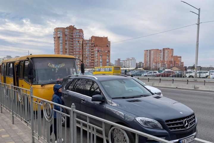 У Києві зіткнулися дві маршрутки й автівка: є постраждалі (фото)