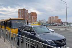 У Києві зіткнулися дві маршрутки й автівка: є постраждалі (фото)