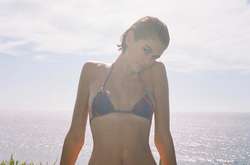  18-летняя Кайя Гербер устроила провокационную фотосессию 
  