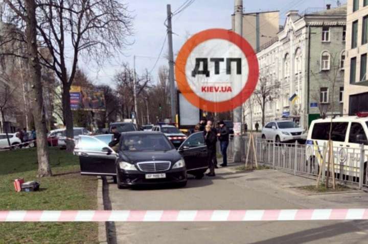 На Лук’янівці в Києві невідомі обстріляли автомобіль (фото)