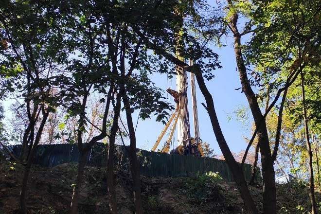 Суд поновив скандальне будівництво на небезпечному схилі в центрі Києва