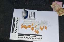 Охоронця Київського СІЗО викрили на спробі пронести наркотики до установи (фото)