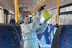 Для обробки поручнів салонів, дверей, підвіконня, ручок пасажирських сидінь та підлоги додатково застосовуються дезінфекційні засоби