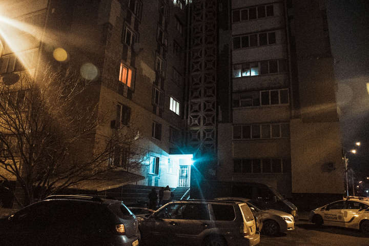 У Києві чоловік вистрибнув з вікна 16-поверхового будинку (фото, відео)