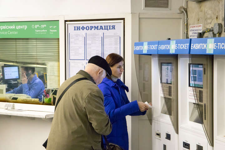 Запровадження е-квитка: на станціях київського метро працюють консультанти  