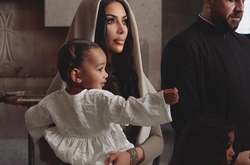 Ким Кардашьян учит двухлетнюю дочь ходить на каблуках (видео)