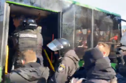 З'явилося відео, як ветеранів «Азова» поліція «пакувала» в автобус і там била