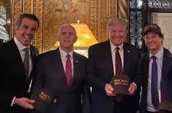  На фотографії Фабіо Вайнгартен крайній праворуч, поряд із ним – Дональд Трамп 