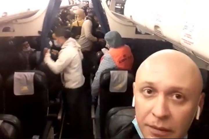 У Київ прилетів літак з Мілана: «половина пасажирів кашляє, багато з температурою»