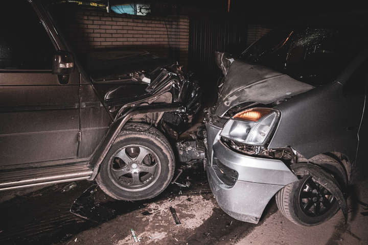 У Києві водій Hyundai після пляшки віскі розбив декілька автівок (фото, відео)